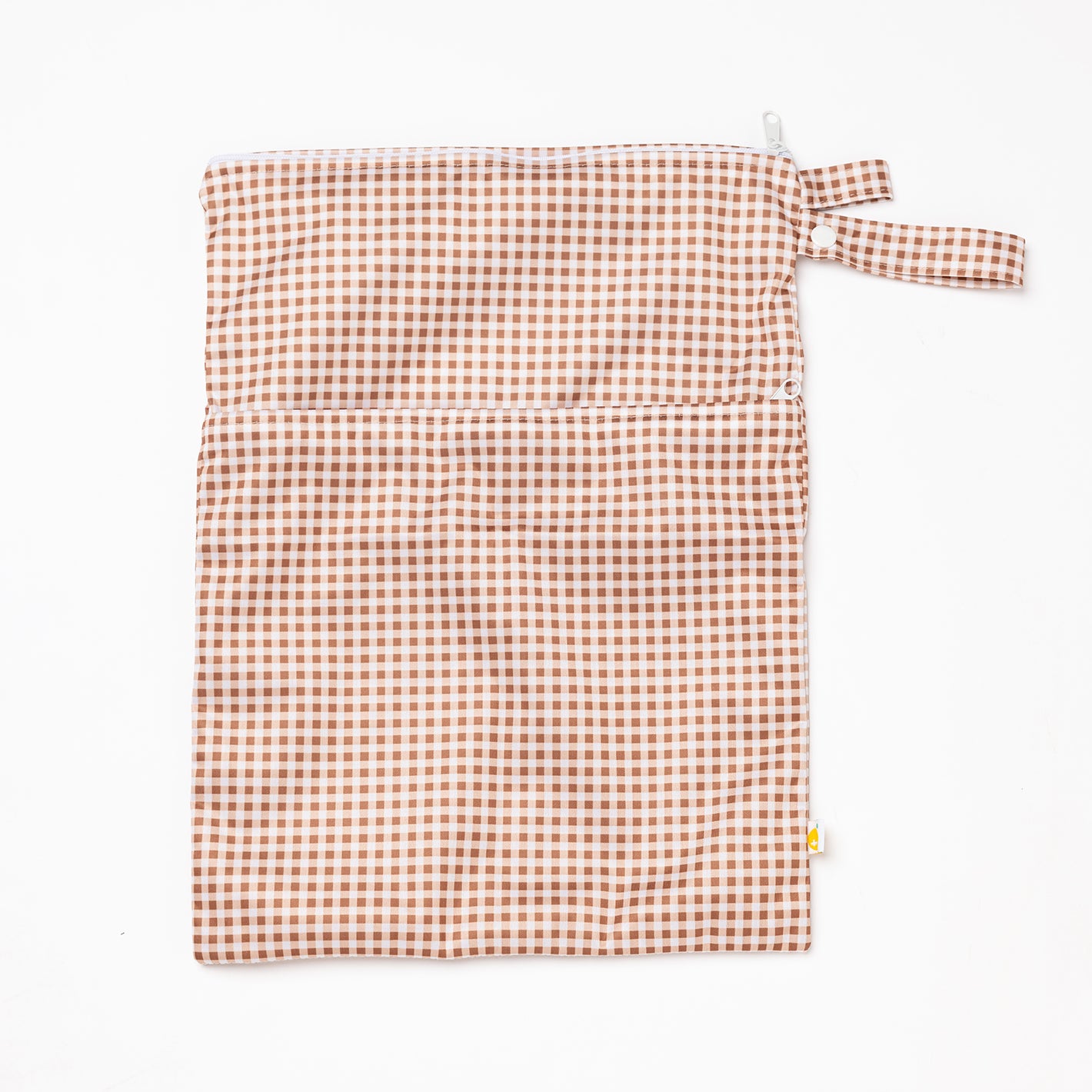Tyoub Waterproof Stay-dry Zip Wet Bag– Fawn White Gingham Check Measures 30 x 40 cm. Large front zipped pocket to separate items. Main pouch with zipper to keep wet and dry things separate. Each pocket is waterproofed and zipped. Lightweight and easy to pack and carry.Come with a handy strap for easy carrying or hooking to your nappy bag or stroller.
