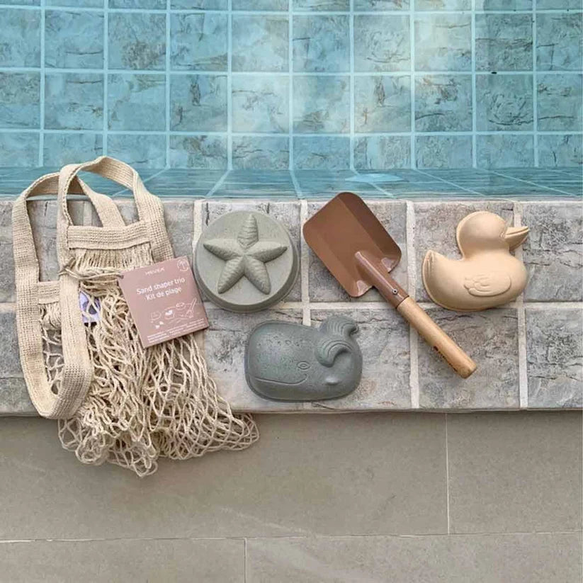 Set includes: 3 x sand shapers made from 100% upcycled natural rubber & FDA-approved pigment. 1 x wooden and metallic shovel for better durability. 1 x cotton ’turtle’ bag - great for carrying the Beach to collect those magical new treasures found on the shore! Benefits of HEVEA® Sand Shaper trio. Safe and eco-friendly. Easy to clean. Lightweight and easy to carry. Durable and high quality